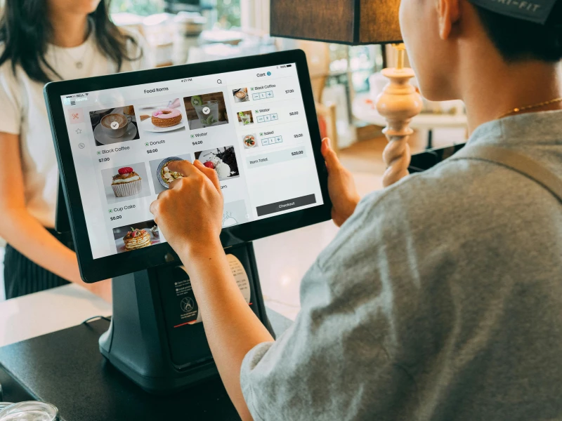 توفير الوقت والجهد عبر الأتمتة وتقليل الأخطاء اليدوية